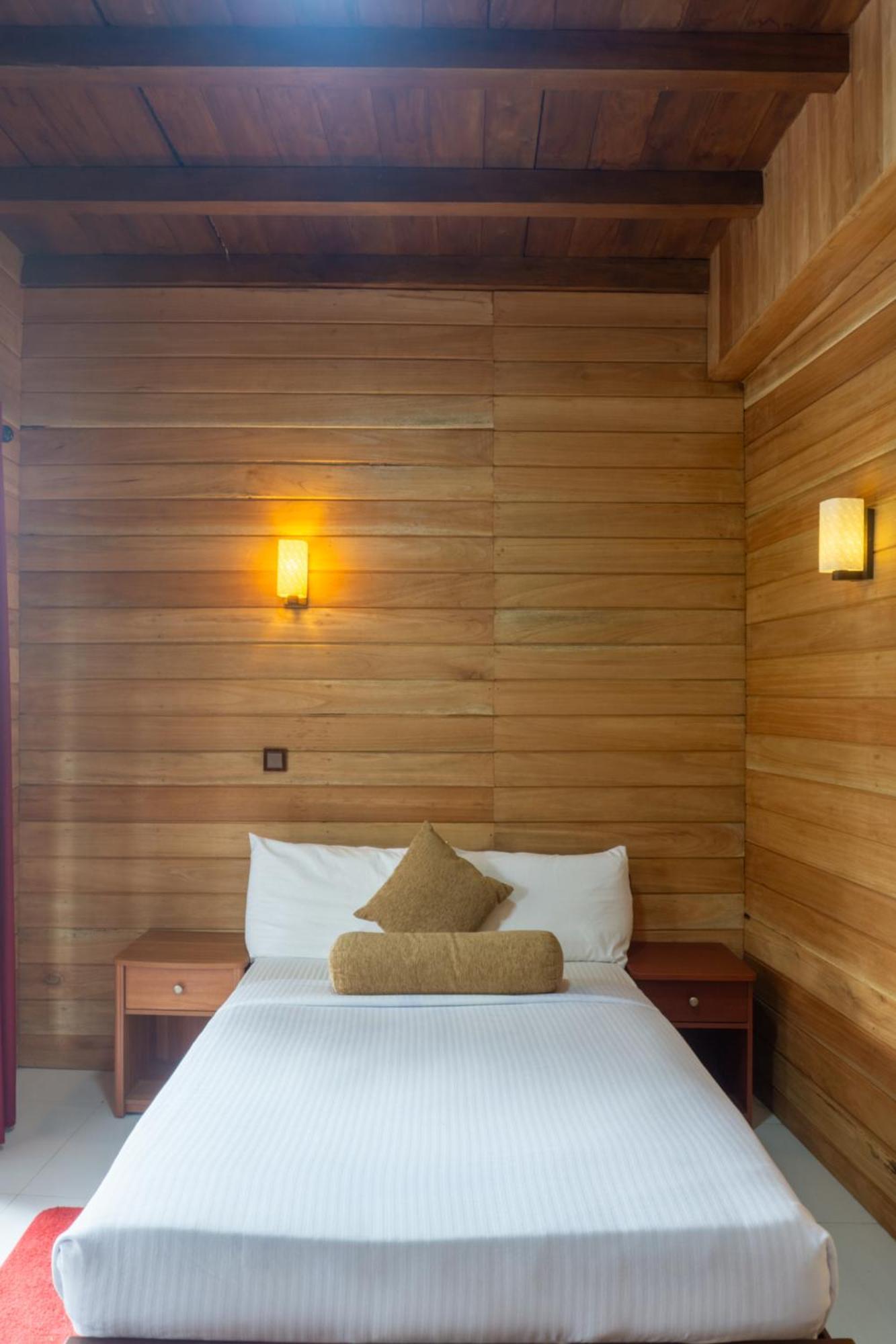 Refresh Inn Ella Bagian luar foto
